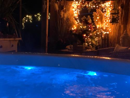 Πισίνα στο ή κοντά στο Romantisch Wellness Appartement met privé Hottub Sauna Gamesroom