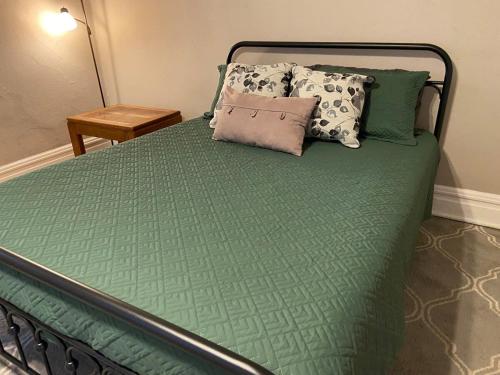 Postel nebo postele na pokoji v ubytování Pet Friendly 1BR St Louis Apartment w Laundry Yard