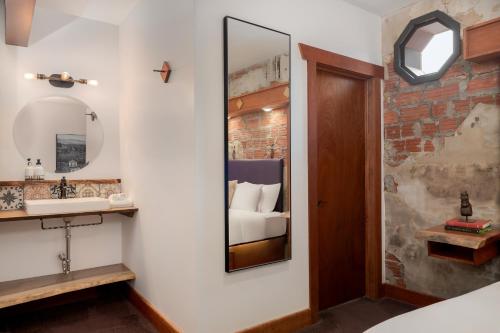 Ένα μπάνιο στο The Horton Hotel