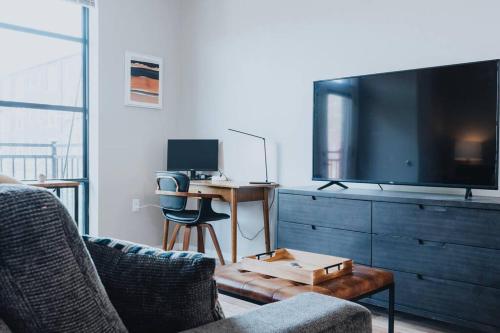 Μια τηλεόραση ή/και κέντρο ψυχαγωγίας στο Studio near Forest Park with Pool & Workspace