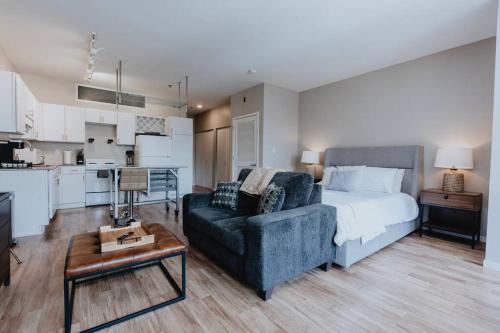 Η κουζίνα ή μικρή κουζίνα στο Studio near Forest Park with Pool & Workspace