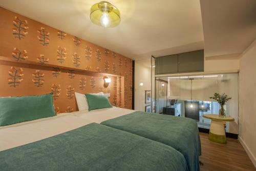 Giường trong phòng chung tại Suite Catedral Sevilla