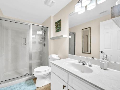 un bagno con doccia, lavandino e WC di The Village 622 a Blue Gulf Beach