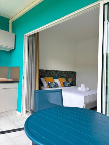 En eller flere senge i et værelse på Colibri Rouj - Bungalow Cosy, proche Plage