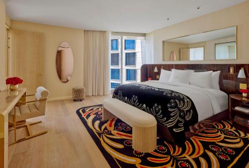 ein Schlafzimmer mit einem großen Bett und einem großen Fenster in der Unterkunft Faena New York in New York