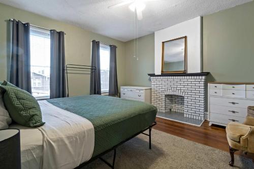 Giường trong phòng chung tại Pet-Friendly 2BR Apt w Office & Roku Free Parking in STL