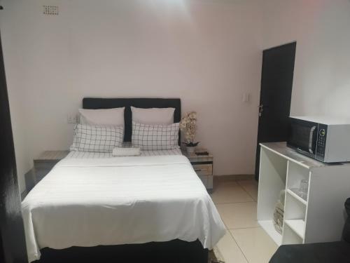 Ein Bett oder Betten in einem Zimmer der Unterkunft Dups Guest House,