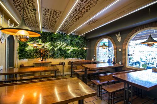 restauracja ze stołami, krzesłami i roślinami na ścianie w obiekcie Sky level Loft Sierra Nevada w mieście Sierra Nevada