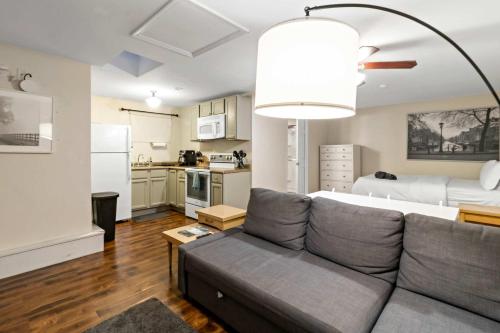 Η κουζίνα ή μικρή κουζίνα στο Ground-Floor Forest Park Studio with Parking & Washer Dryer