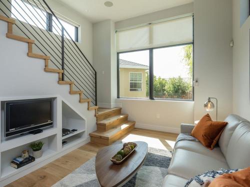 Un lugar para sentarse en Walk to BART & Caltrain Modern Luxury Cottage