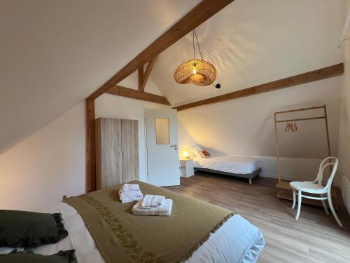 Un pat sau paturi într-o cameră la Maison des 5 cépages