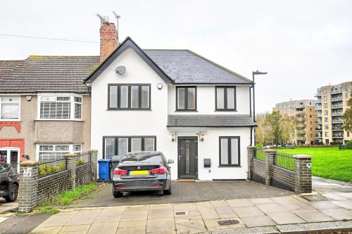 Fotografie z fotogalerie ubytování 4-Bed House Sleeps 12 Games Room and Garden v destinaci Harrow on the Hill