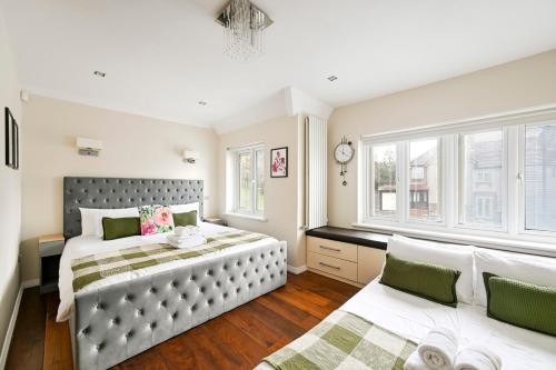 Fotografie z fotogalerie ubytování 4-Bed House Sleeps 12 Games Room and Garden v destinaci Harrow on the Hill