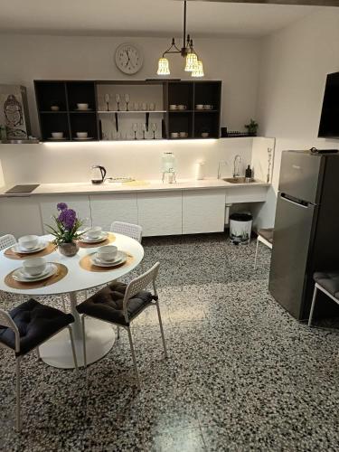 una cucina con tavolo e sedie bianchi e bancone di Casa Arico Viejo ad Arico Viejo