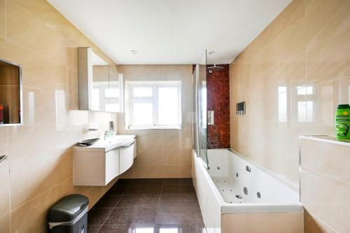 Ένα μπάνιο στο 4-Bed House Sleeps 12 Games Room and Garden