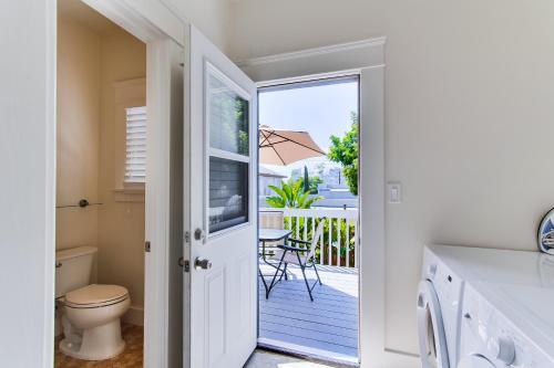 La salle de bains est pourvue de toilettes et d'un balcon avec une table. dans l'établissement Amazing Urban Oasis - Close to Everything, à San Diego