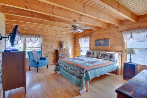 Shenandoah ForestPets Welcome! Shenandoah Log Home with Hot Tub的一间卧室，里面有一张床和一个吊扇