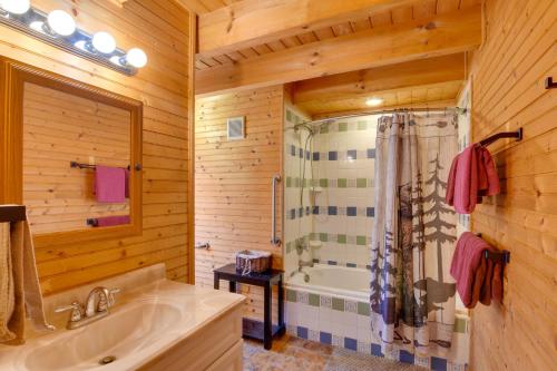 Shenandoah ForestPets Welcome! Shenandoah Log Home with Hot Tub的带淋浴、水槽和浴缸的浴室