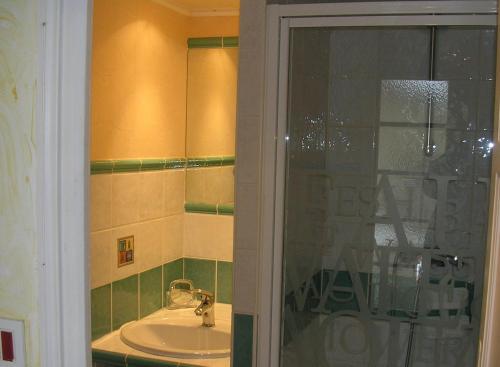 a bathroom with a sink and a mirror at Le Jardin in Gréoux-les-Bains