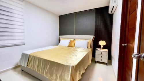 Postel nebo postele na pokoji v ubytování Elegant Brand New Apartment