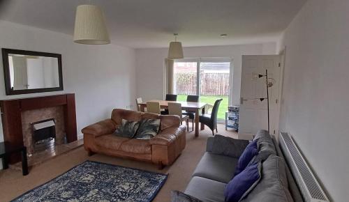 Un lugar para sentarse en The Green House Durham Large Family & Contractor Stay Sleeps 12 with Ample Parking