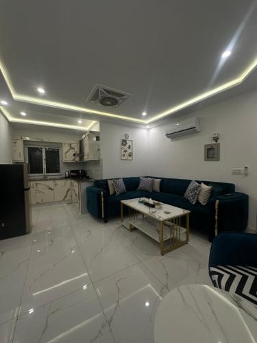O zonă de relaxare la 1BHK Haven with Netflix in Bahira Town Lahore