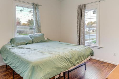 Giường trong phòng chung tại Bicycles Provided! Pet-Friendly Retreat in Joplin