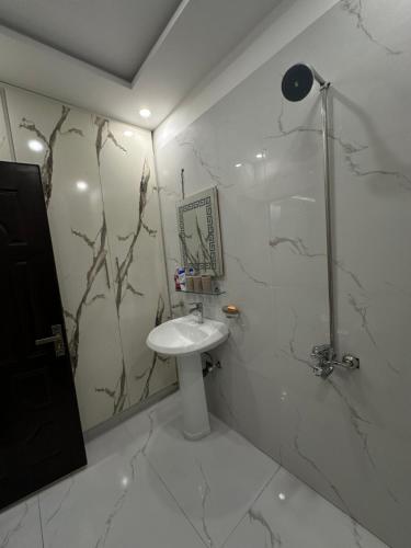 O baie la 1BHK Haven with Netflix in Bahira Town Lahore