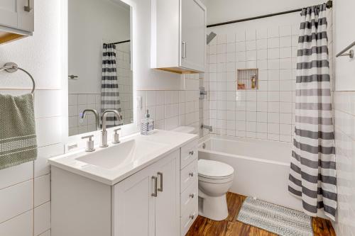 Phòng tắm tại Bicycles Provided! Pet-Friendly Retreat in Joplin