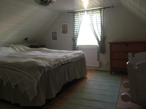 Una cama o camas en una habitación de Tyras stuga