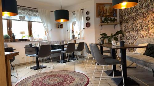 ビーレフェルトにあるHotel Krausのテーブルと椅子とソファのあるリビングルーム