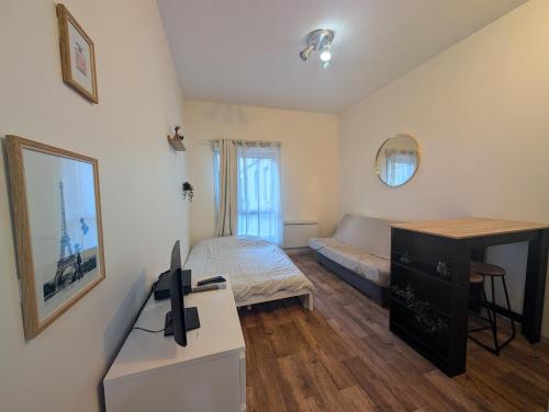 TV a/nebo společenská místnost v ubytování Charmant studio Val d'Europe - Montévrain