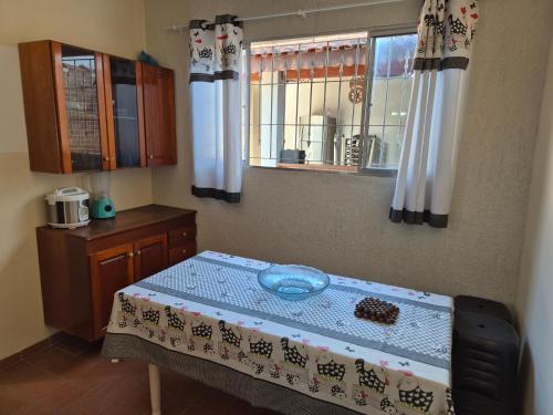 Η κουζίνα ή μικρή κουζίνα στο Casa Azul no Centro Ilha Comprida