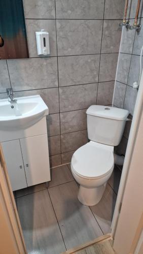 克拉约瓦Km 0 , ultracentral的浴室里有白色马桶和洗手池
