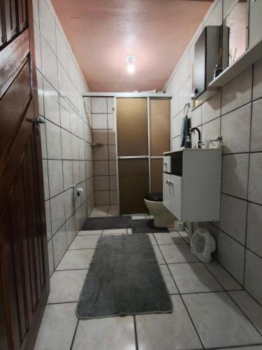 a bathroom with a shower and a toilet and a sink at AP do Vale em Blumenau in Blumenau
