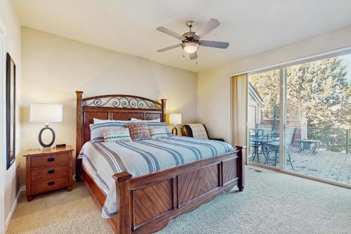 Ένα ή περισσότερα κρεβάτια σε δωμάτιο στο Eagle Crest Village Lp Getaway