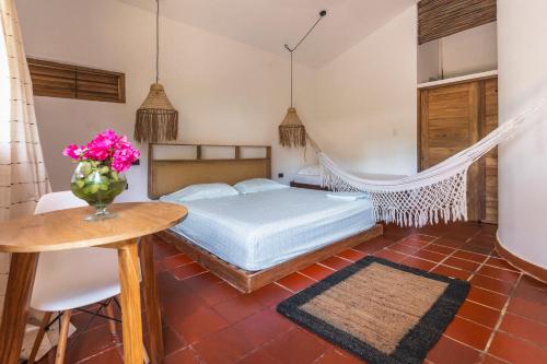 a bedroom with a hammock bed and a table at Mar Amar Casa de Playa in Coveñas
