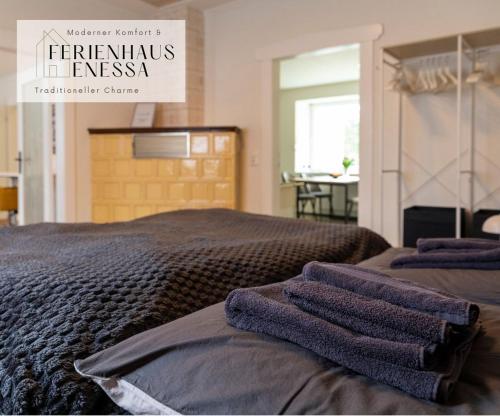 ein Schlafzimmer mit zwei Betten mit Handtüchern darauf in der Unterkunft Ferienhaus Enessa in Lauchhammer