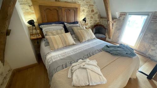 Postel nebo postele na pokoji v ubytování Gîte la Tanière classé 3 étoiles avec terrasse et piscine