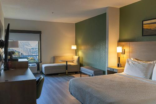 Postel nebo postele na pokoji v ubytování The Bridges Hotel