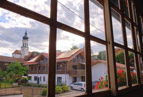 韦尔塔赫Am Dorfbrunnen - zentral in Wertach, authentisch, echt Allgäuerisch的从窗户可欣赏到教堂的景色