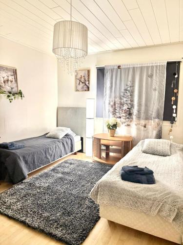 Ένα ή περισσότερα κρεβάτια σε δωμάτιο στο Polar Night Wooden House with Sauna