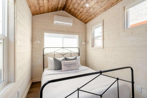 Ένα ή περισσότερα κρεβάτια σε δωμάτιο στο Stay Portland - The Tiny Farmhouse on Alberta