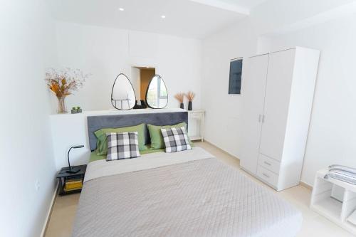 Moschato modern cozy apartment with private yard