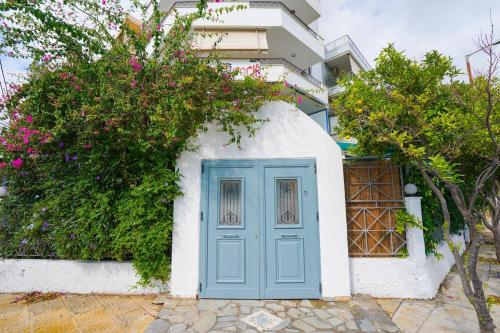 Moschato modern cozy apartment with private yard
