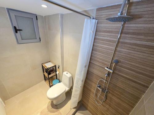 Moschato modern cozy apartment with private yard