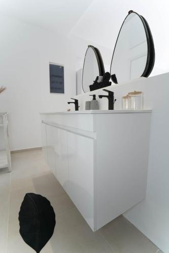 Moschato modern cozy apartment with private yard