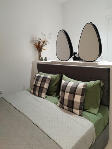 Moschato modern cozy apartment with private yard