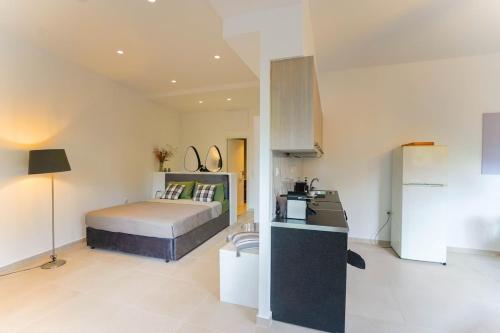 Moschato modern cozy apartment with private yard