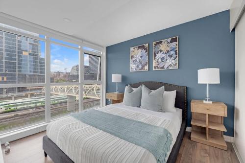 Un pat sau paturi într-o cameră la Modern 3BR Condo Heart of Entertainment District